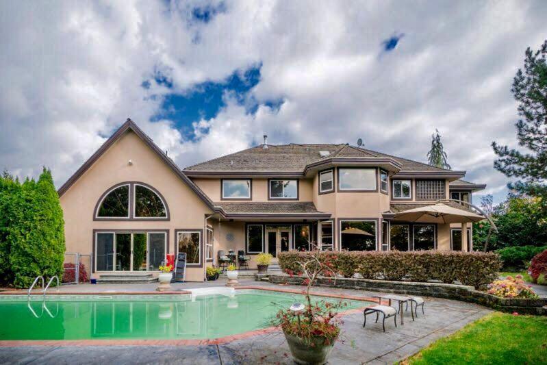 Cedar Manor Bed And Breakfast Pitt Meadows Exterior photo